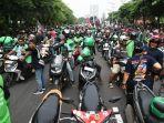 Pengemudi-ojek-online-ojol-tergabung-dalam-Frontal-Jawa-Timur-memasuki-Surabaya.jpg
