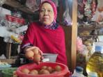 Penjual-telur-ayam-di-Pasar-Basah-Kelurahan-Sumbergedong-KecamatanKabupaten-Trenggalek.jpg