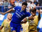 Persib-Bandung-menjamu-Persebaya-Surabaya-di-Stadion-Gelora-Bandung-Lautan-Api.jpg