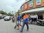 Petugas-Dinas-Perhubungan-saat-mengamankan-juru-parkir-liar-Surabaya.jpg