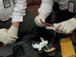 Petugas-Lapas-Kelas-IIB-Tulungagung-Jawa-Timur-memeriksa-HP-Xiaomi-Redmi.jpg
