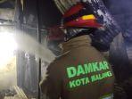 Petugas-PMK-Kota-Malang-saat-melakukan-pemadaman-kebakaran-lantai-2.jpg