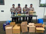 Petugas-Polres-Kediri-saat-mengamankan-miras-di-Kecamatan-Ngasem-Jumat-732025.jpg