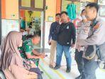 Petugas-Polsek-Srengat-Polres-Blitar-Kota-mengecek-korban-diduga-keracunan-di-Puskesmas.jpg