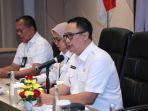 Pj-Wali-Kota-Malang-Iwan-Kurniawan-ketika-memimpin-rapat-membahas-pengendalian-inflasi.jpg