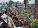 Pohon-tumbang-terjadi-saat-hujan-deras-disertai-angin-kencang-di-Kecamatan-Jabung.jpg