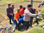 Polisi-dan-BPBD-Kabupaten-Malang-mengevakuasi-korban-di-Sungai-Brantas-Desa-Kanigoro.jpg