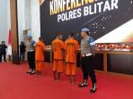 Polisi-menunjukkan-barang-bukti-dan-pelaku-kasus-pengeroyokan-di-Polres-Blitar-Kamis.jpg