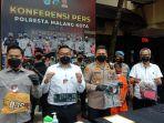 Polisi-menunjukkan-tersangka-pembunuhan-berikut-barang-bukti.jpg