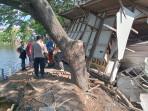 Polisi-saat-mendatangi-lokasi-kecelakaan-di-Jalan-Raya-Duduksampeyan-Kabupaten-Gresik.jpg