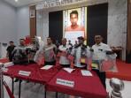 Polisi-saat-rilis-kasus-begal-di-wilayah-hukum-Polres-Blitar-Senin-13102025.jpg
