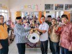 Politisi-Golkar-Sugiarto-menyerahkan-bantuan-drumband-ke-SDN-Tlogobodosari-II.jpg