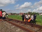 Polres-Tulungagung-mengevakuasi-korban-yang-meninggal-dunia-karena-tertabrak-KA-Gajayana.jpg