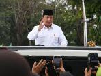 Prabowo-Subianto-menyapa-warga-usai-membuka-Kongres-XVIII-Muslimat-NU-Jatim-Expo-Surabaya.jpg