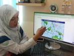 Prakirawan-BMKG-Karangploso-Malang-Linda-Fitrotul-saat-menunjukkan-peta-kondisi-cuaca.jpg