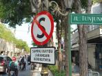 Rambu-larangan-parkir-dan-berhenti-terpasang-di-sepanjang-Jalan-Tunjungan-Surabaya.jpg