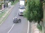 Rekaman-CCTV-menunjukkan-pengendara-motor-terjatuh-dan-dilindas-truk.jpg