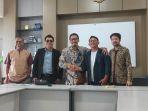 Rektor-UWG-Malang-Dr-Anwar-SH-MHum-bersama-Gilang-Herlambang-konten-kreator.jpg