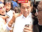 Respon-Presiden-Jokowi-Ketemu-Ibu-ibu-Absurd-Minta-Foto-Malah-Nyanyi-Lagu-PAN-Zulkifli-Hasan-Panik.jpg