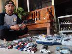 Reza-Hogiantoro-41-menunjukkan-koleksi-mobil-mainan-miliknya-di-rumahnya.jpg