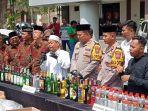 Ribuan-botol-minuman-keras-yang-disita-Polres-Jombang-konferensi-pers-di-Mapolres.jpg