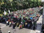 Ribuan-massa-ojek-online-yang-tergabung-dalam-Front-Tolak-Aplikator-Nakal.jpg