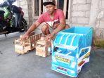 Saiful-Fuad-29-dengan-miniatur-truk-buatannya-menggunakan-bahan-kayu-limbah-mebel.jpg