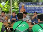 Satlantas-Polres-Bondowoso-saat-menggelar-ngopi-bareng-dengan-para-driver-ojek-online.jpg
