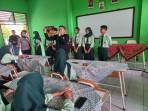 Satresnarkoba-Polres-Kediri-mengajak-ratusan-pelajar-SMAN-1-Ngadiluwih-untuk-menjauhi-narkoba.jpg