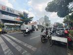 Sejumlah-kendaraan-roda-dua-dan-empat-melintas-di-Jalan-Basuki-Rahmat-Kota-Malang.jpg