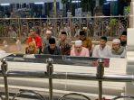 Selama-setengah-jam-Gubernur-Jawa-Tengah-Ganjar-Pranowo-melantunkan-tahlil-dan-doa.jpg