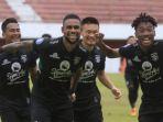Selebrasi-pemain-Persebaya-Surabaya-usai-menahan-imbang-Persija-Jakarta-Liga-1-2022.jpg