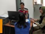 Seorang-PSK-saat-diinterogasi-seusai-digerebek-di-bekas-Lokalisasi-Dolly-Surabaya.jpg