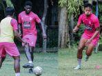 Striker-Arema-FC-Abel-Camara-dan-KH-Yudo.jpg
