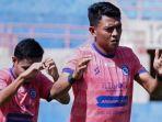Striker-Arema-FC-Dedik-Setiawan-pemanasan-sebelum-menghadapi-Madura-United.jpg