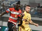 Striker-Madura-United-Balotelli-duel-dengan-pemain-Persija-Jakarta.jpg