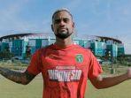Striker-Persebaya-Surabaya-Silvio-Junior-di-Lapangan-ABC-Kompleks-Stadion-Gelora-Bung-Tomo.jpg
