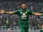 Striker-Persebaya-Surabaya-Silvio-Junior-mencetak-gol-ke-gawang-Madura-United.jpg