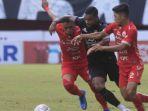 Striker-Persebaya-Surabaya-Silvio-Junior-tengah-saat-diapit-dua-pemain-Persija-Jakarta.jpg