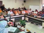 Anggota DPRD Surabaya Murka Imbas Dihadiahi Celana Dalam dan Kutang saat Hearing