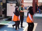 Terdakwa-Indah-Permata-Sari-kiri-mengenakan-hijab-hitam-saat-masuk-ke-ruang-tahanan-PN-Malang.jpg