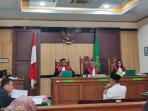 Terdakwa-Resa-Andrianto-di-Pengadilan-Negeri-Gresik-Kamis-2102025-pemalsuan-dokumen.jpg