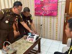 Tersangka-Mujiono-mengembalikan-uang-dugaan-korupsi-penyalahgunaan-Dana-Desa-Nganjuk.jpg