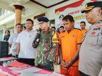 Tersangka-kasus-pembacokan-di-banyuwangi-saat-jumpa-pers-ungkap-hasil-tangkapan.jpg