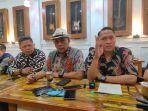Tim-Kuasa-Hukum-Aremania-Menggugat-saat-ggelar-konferensi-pers.jpg