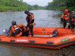 Tim-SAR-gabungan-menerjunkan-2-unit-perahu-karet-mencari-korban-hanyut-Sungai-Brantas-Blitar.jpg