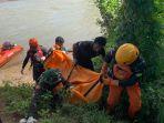 Tim-SAR-gabungan-mengevakuasi-mayat-korban-dari-Sungai-Brantas-Blitar.jpg