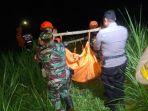 Tim-gabungan-mengevakuasi-jasad-korban-tenggelam-di-Sungai-Brantas-Selasa-842025.jpg