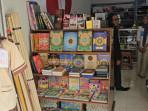 Toko-buku-dan-kitab-di-Pasar-Pon-Kelurahan-Sumbergedong-Kabupaten-Trenggalek.jpg