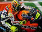 Valentino-Rossi-saat-membela-tim-Repsol-Honda.jpg